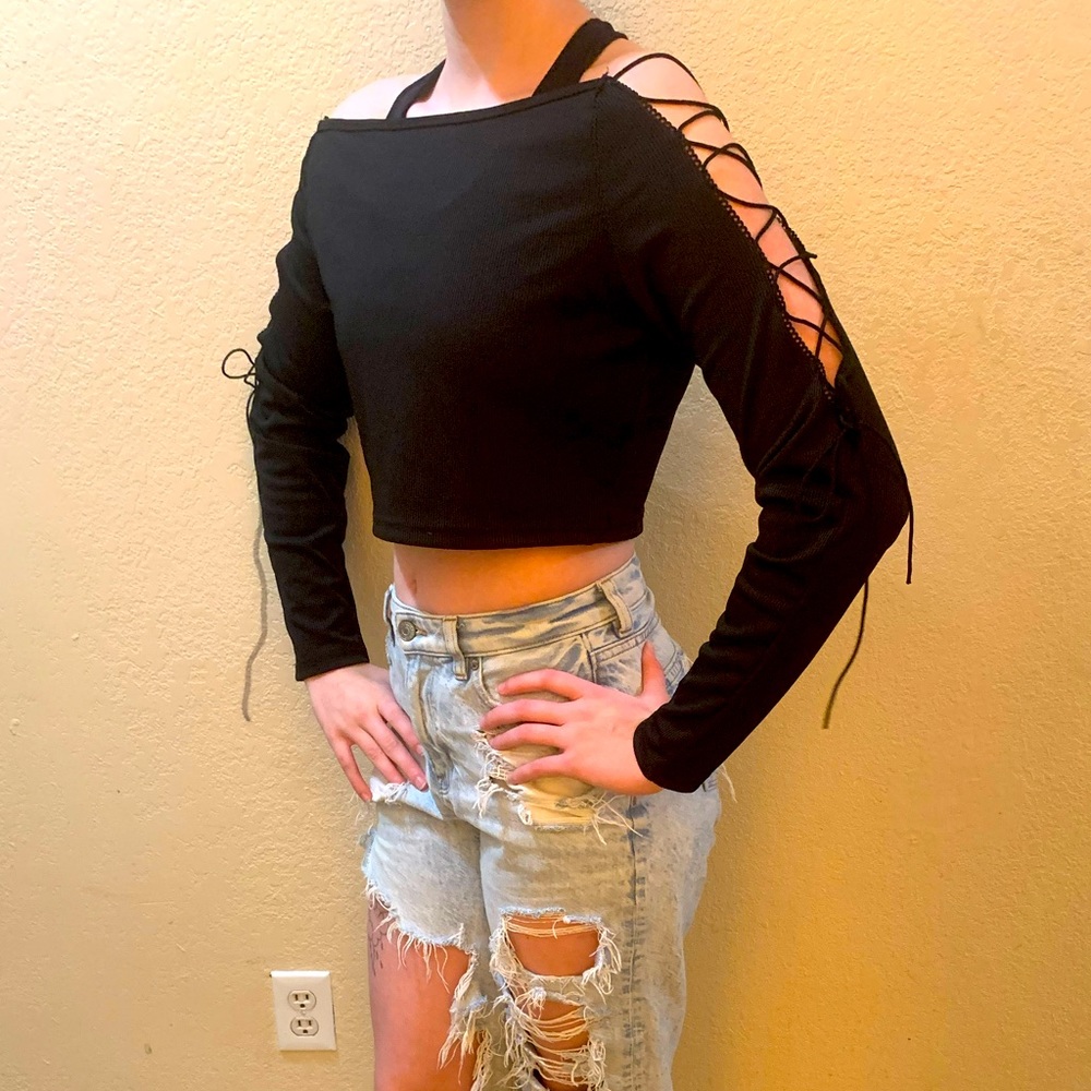 Cropped black shirt